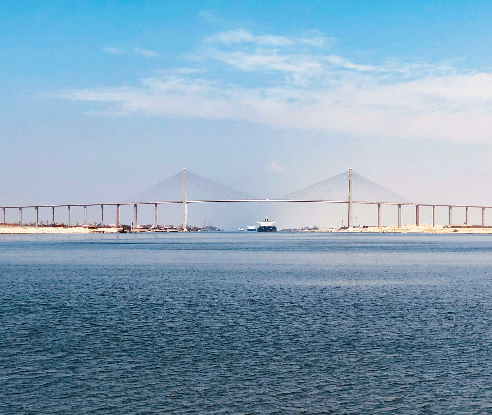 Suez Kanal Brücke mit Schiff
