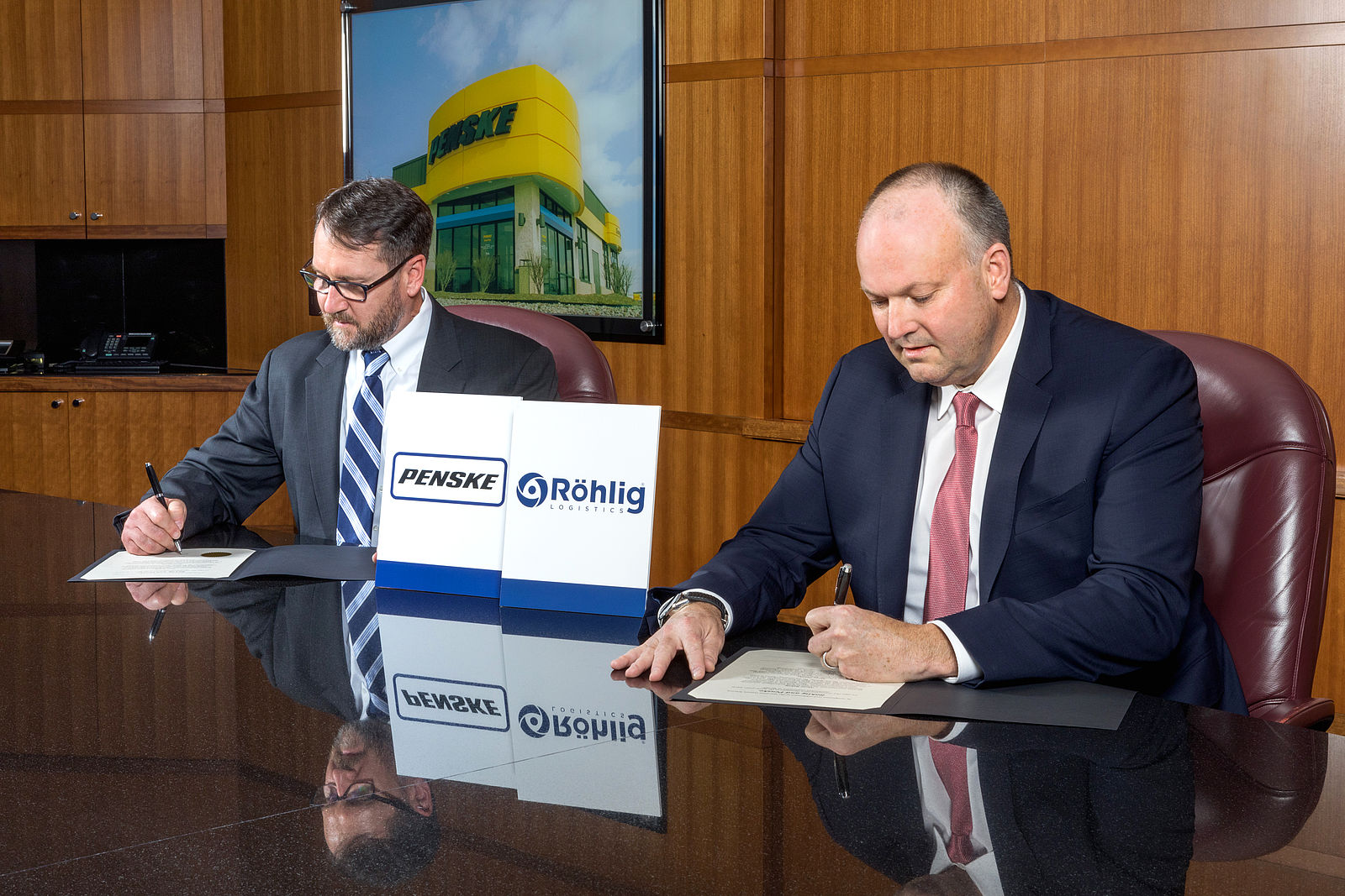 Röhlig Logistics and Penske Logistics form a new Contract Logistics Joint Venture in Europe
