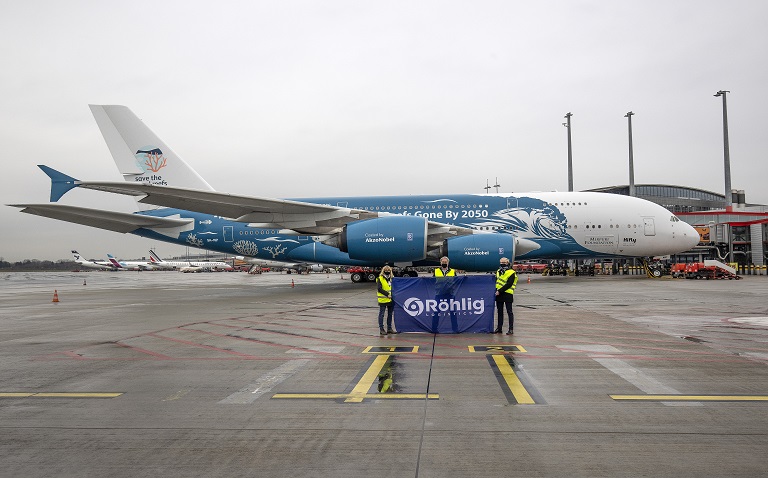 El Airbus A380 vuela desde Shanghái a Hamburgo con suministros médicos urgentes para los kits de pruebas Corona