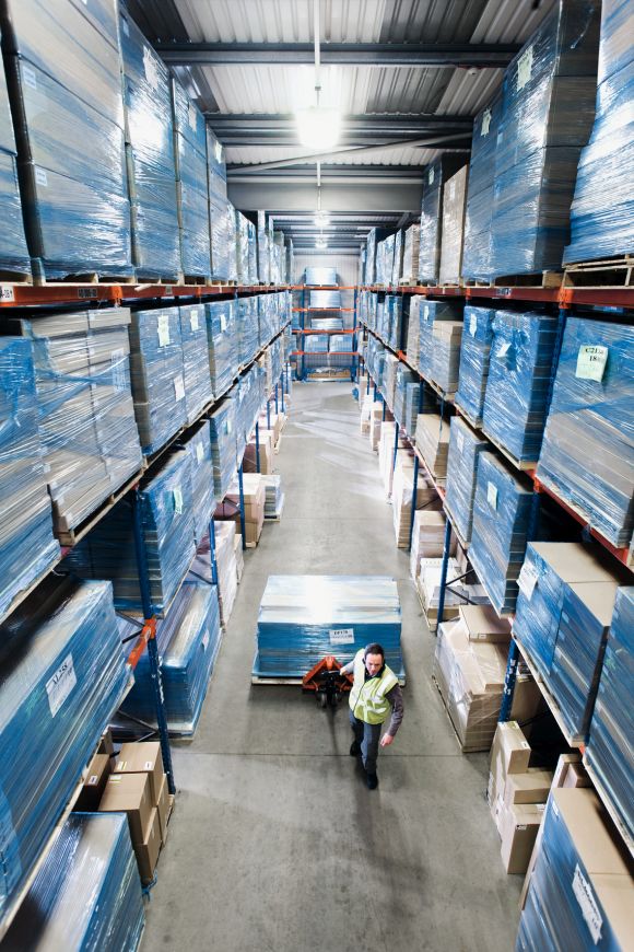 [Translate to Deutsch:] Röhlig warehouse racks filled with goods