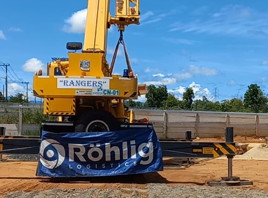 yellow crane with Rohlig banner