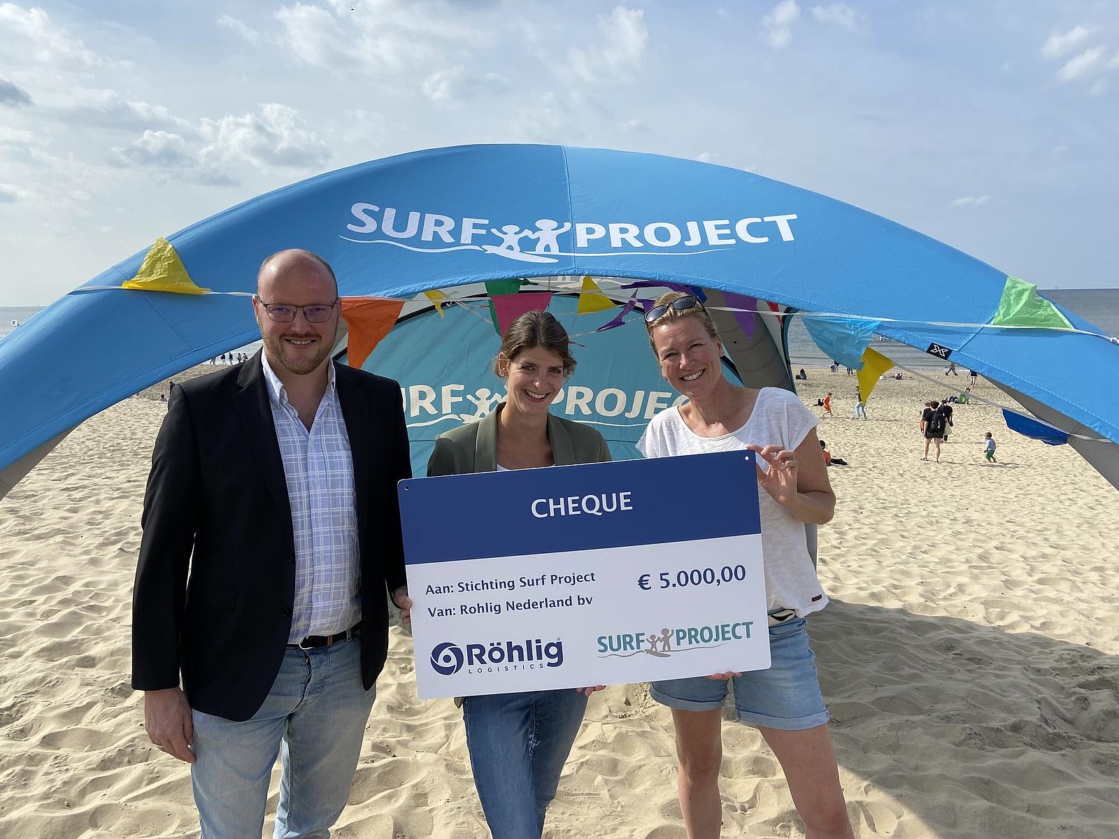 Röhlig Netherlands handover the cheque to Surf Project 